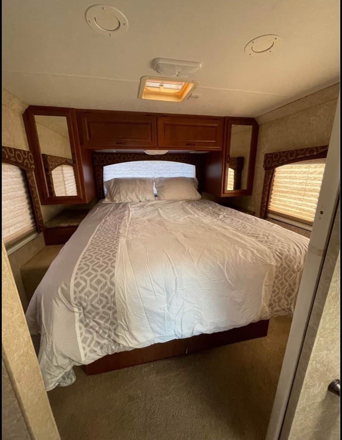 2011 Thor Four Winds Hurricane 31D, bedroom