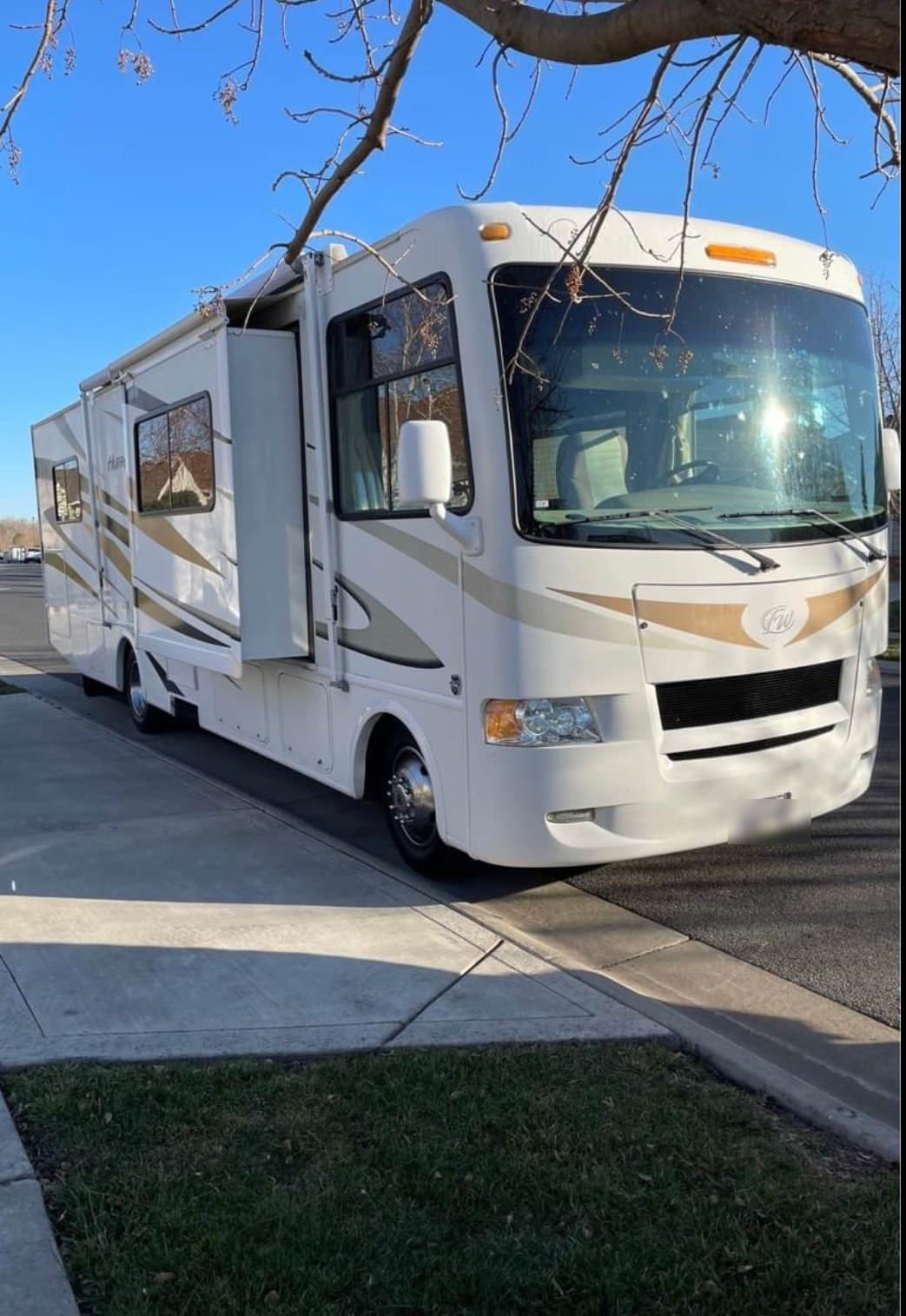 2011 Thor Four Winds Hurricane 31D, side exterior