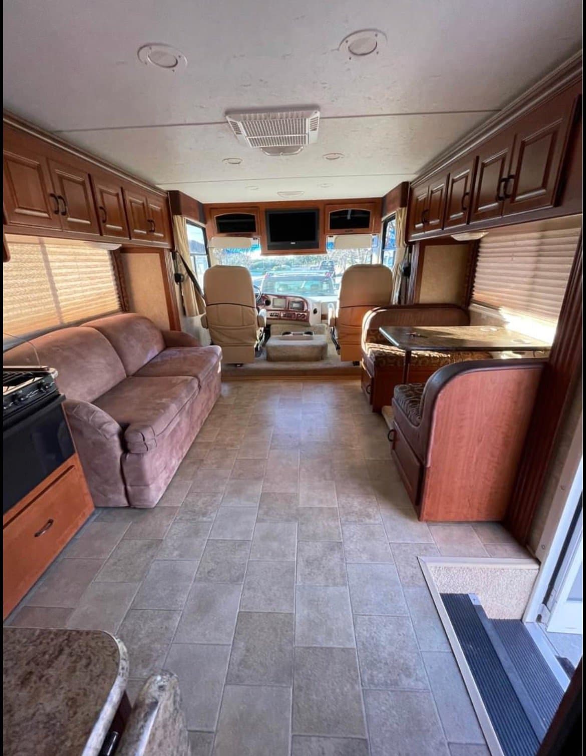2011 Thor Four Winds Hurricane 31D, living area